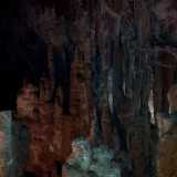 Gruppo di stalagmiti con caratteristica colorazione rosa dovuta al deposito degli ossidi di ferro